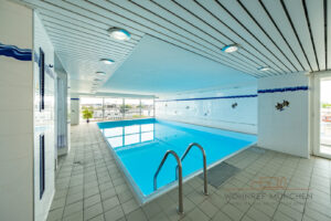 Schwimmbad im Dachgeschoss
