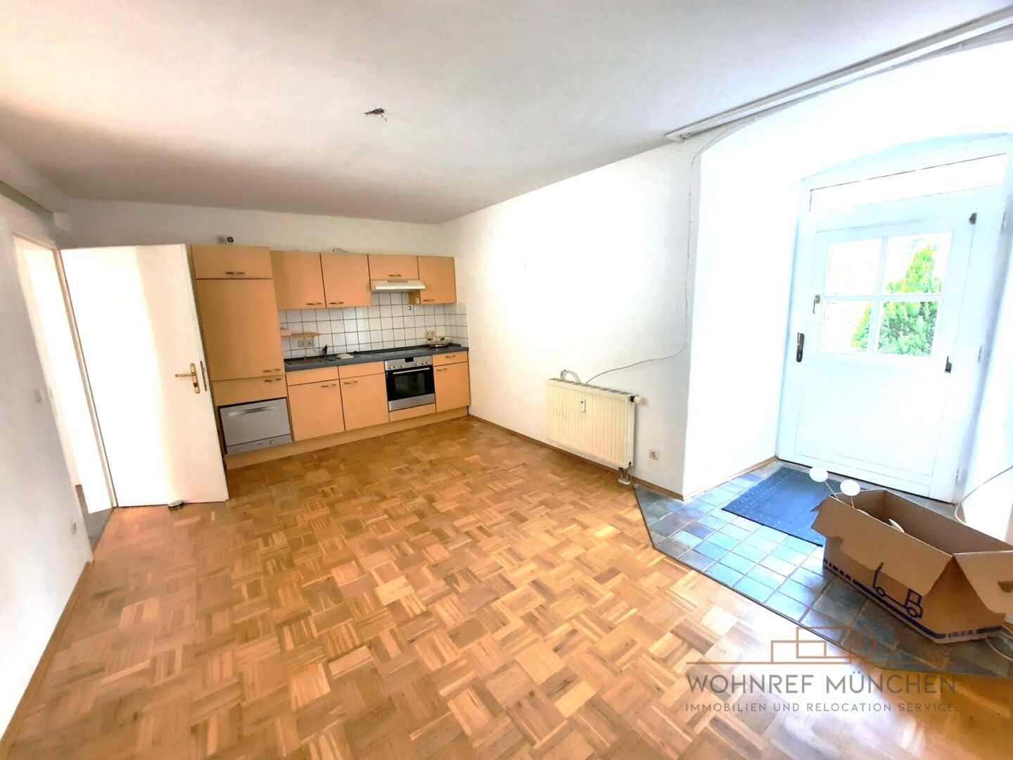 Wohnraum mit Blick auf die Einbauküche